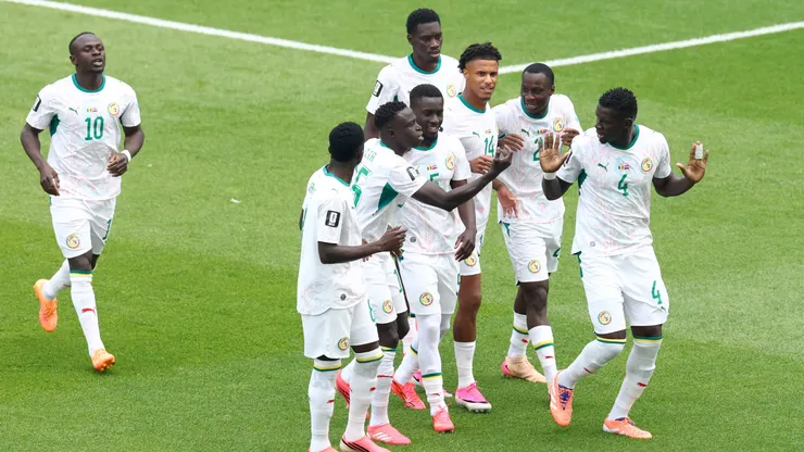 Abdoulaye Seck festeja su gol con sus compañeros de Senegal.