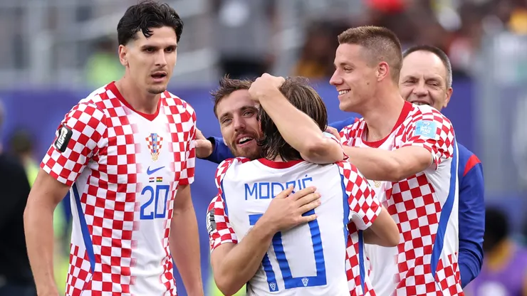 Nikola Vlasic y su abrazo con Modric para el gol del triunfo de Croacia.