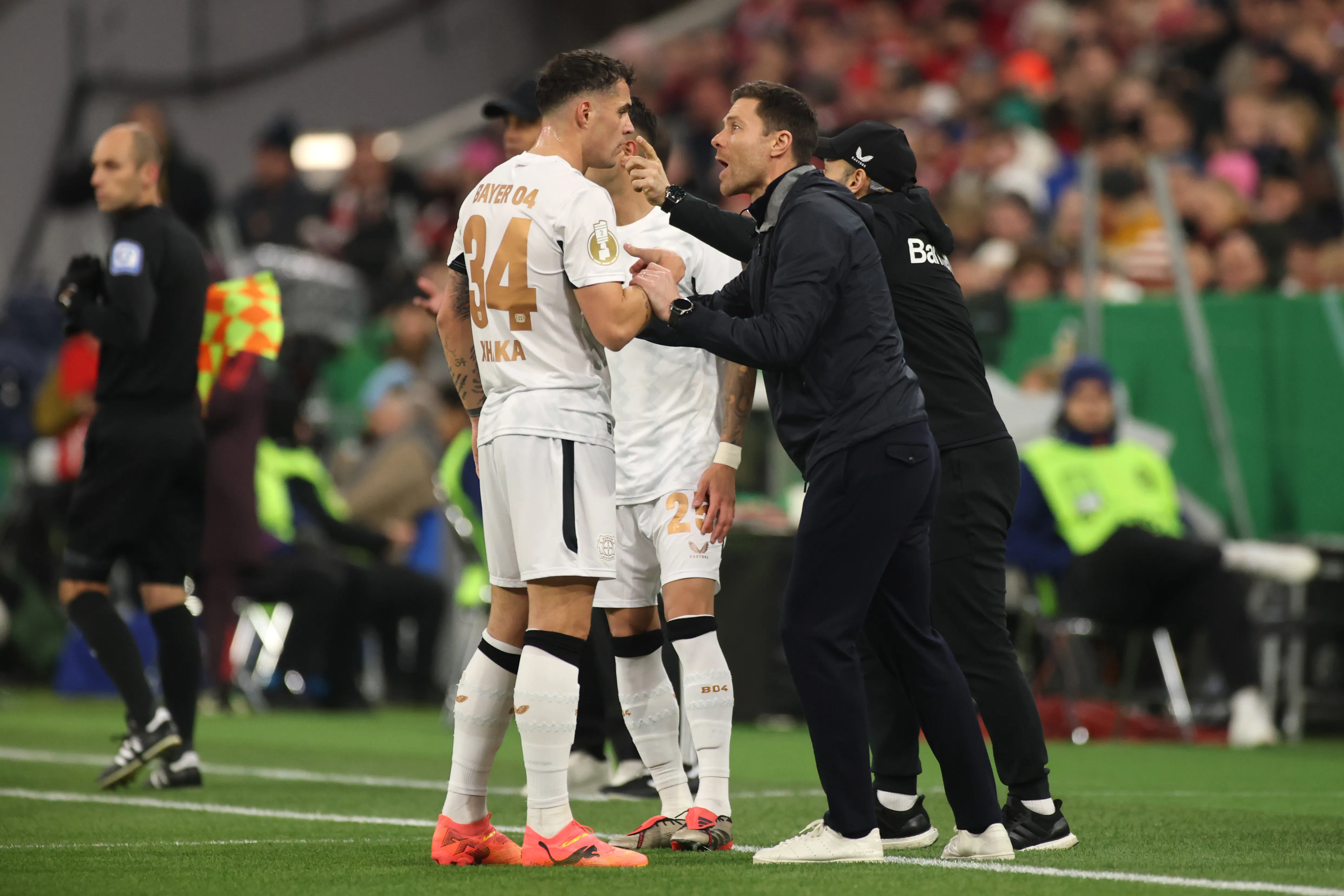 Xabi Alonso junto a Granit Xhaka en Bayer Leverkusen (Foto: Getty).