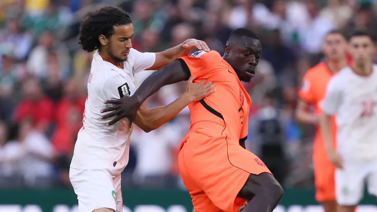 Brian Brobbey contra Ayyoub Bouaddi.
