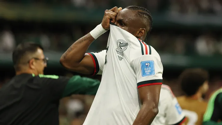 Julián Quiñones celebrando.