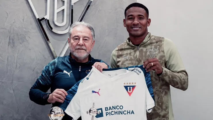 José Carabalí presentado en LDU.