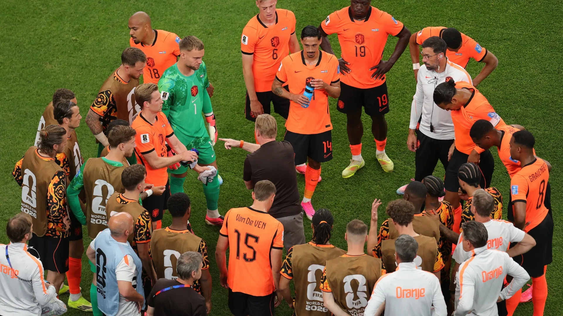 Ronald Koeman, en el partido ante Marruecos, rodeado de sus jugadores en Países Bajos (Getty Images).