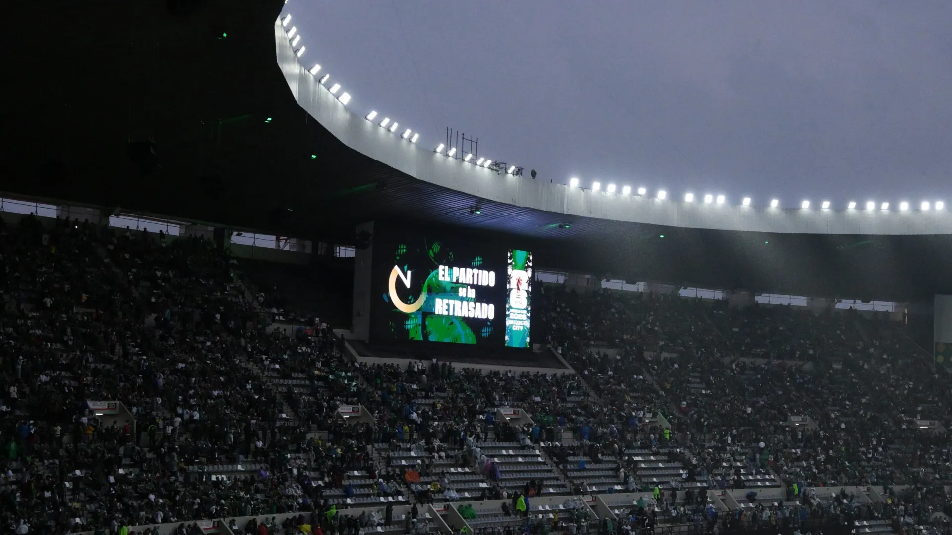 En el Estadio Azteca, ya notificaron el atraso del partido entre México y Ecuador (Getty Images).