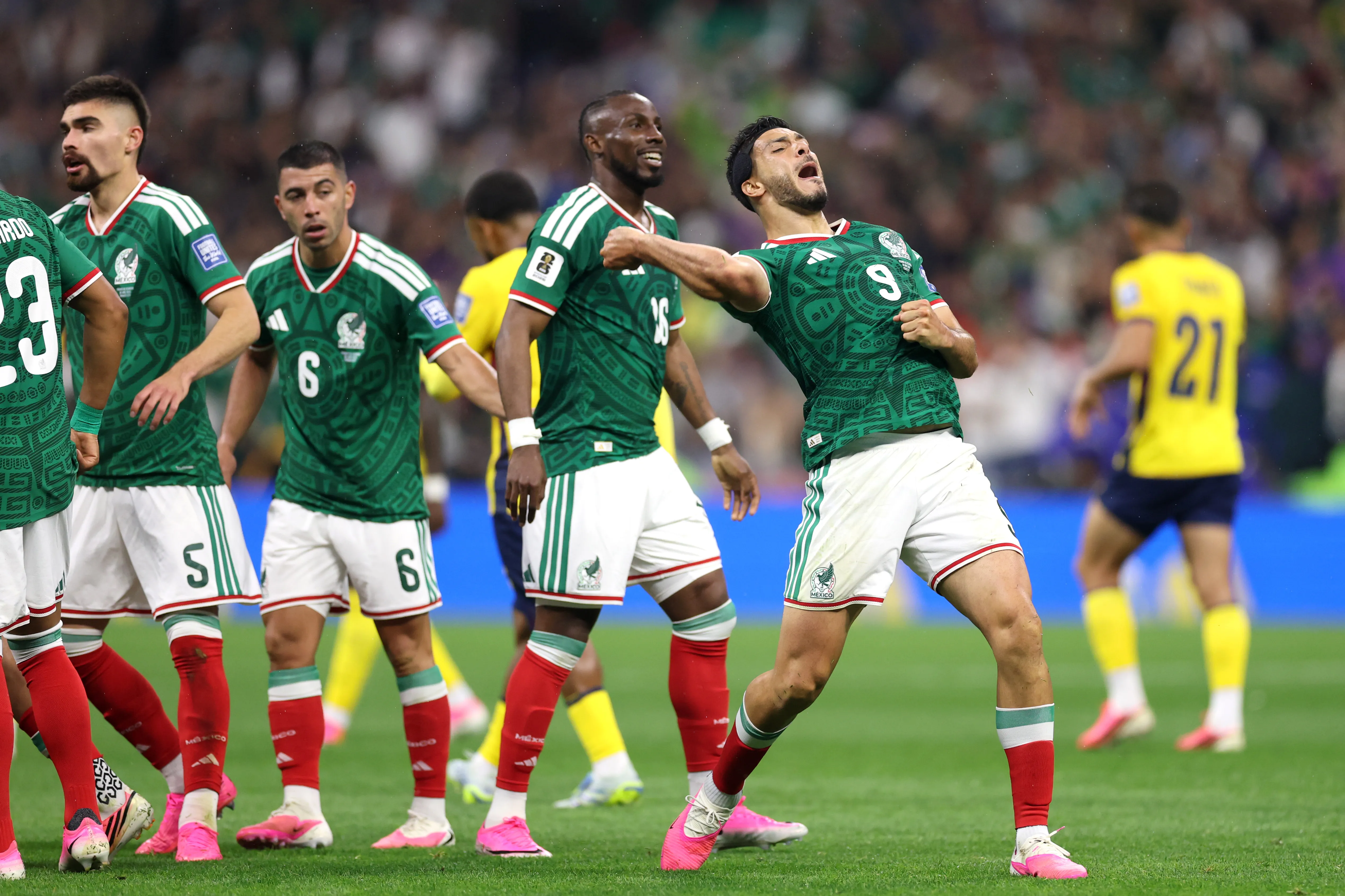 Raúl Jiménez celebrando su gol ante Ecuador (Foto: Getty).