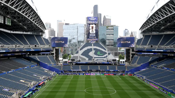 El Lumen Field, con vista a parte de la tribuna que muestra el escudo de los Seattle Seahakws.