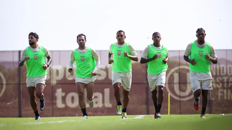 Plantel de Universitario entrenando en Campo Mar.