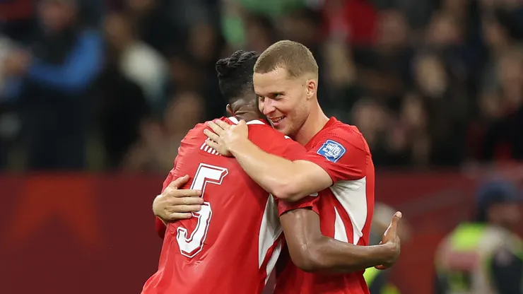 El abrazo entre Manuel Akanji y Nico Elvedi, luego del triunfo y la clasificación de Suiza.