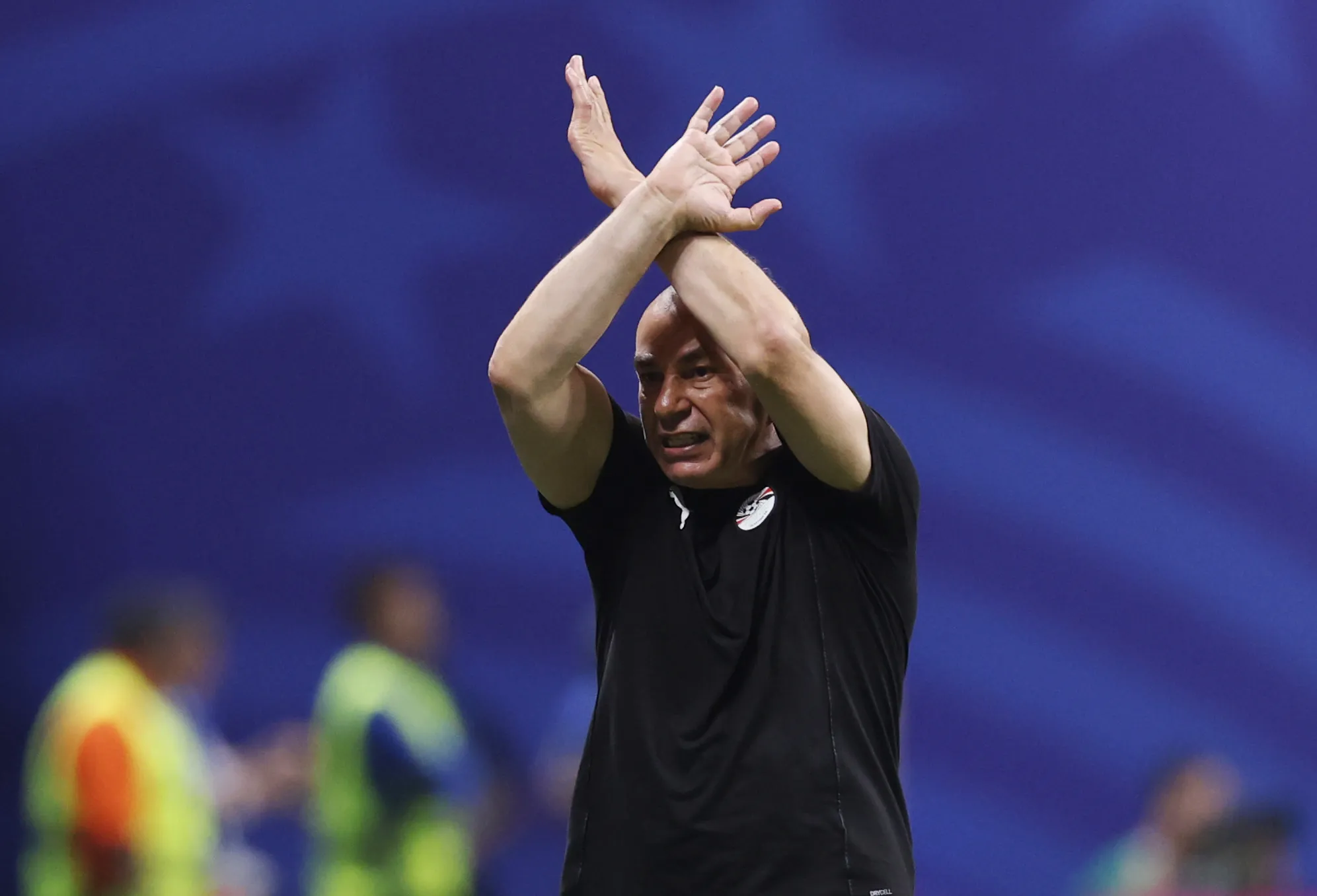 Hossam Hassan protestando contra el árbitro (Foto: Getty).