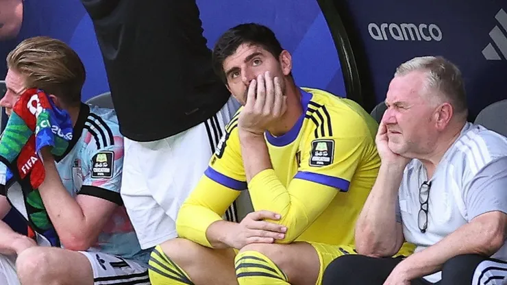 Thibaut Courtois, lamentándose por su lesión en el banco de suplentes de Bélgica.