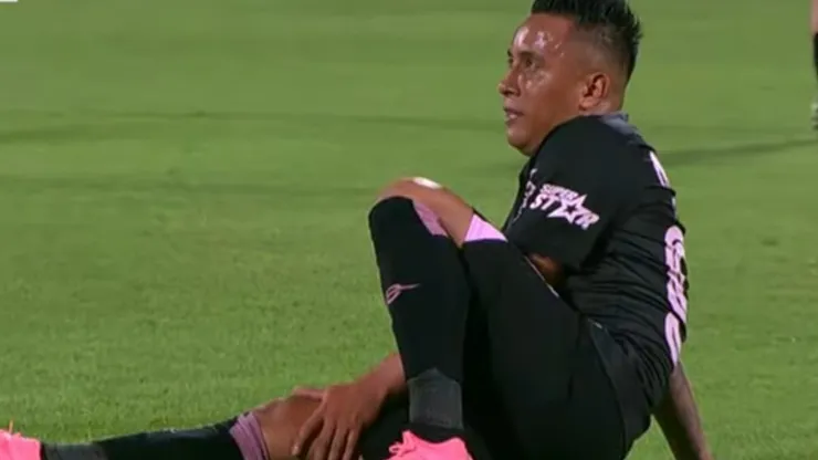 Christian Cueva, en el césped con un problema muscular.