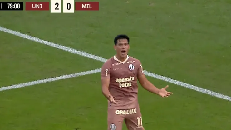 José Rivera celebrando.