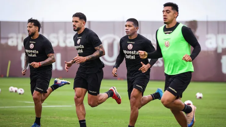 Jugadores de Universitario entrenando.