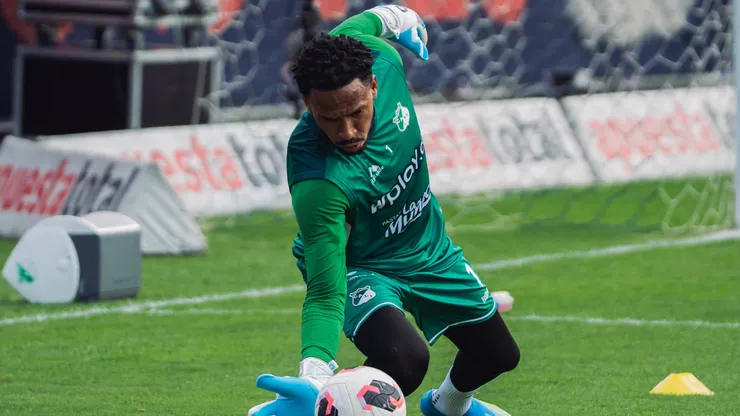 Pedro Gallese calentando.