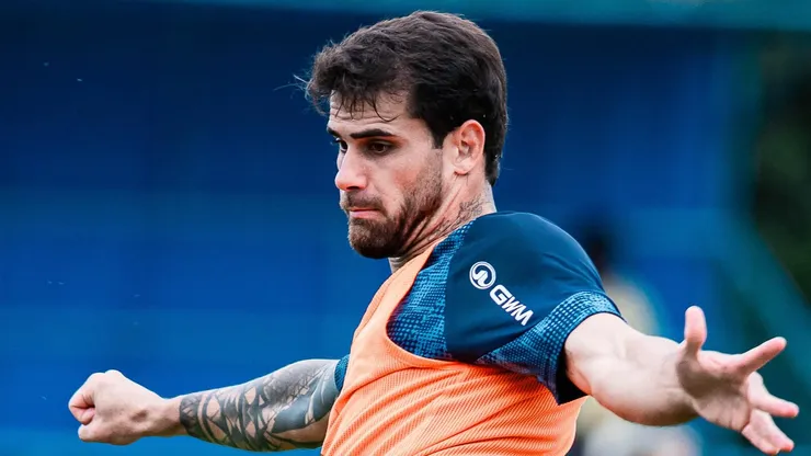 Felipe Vizeu entrenando.