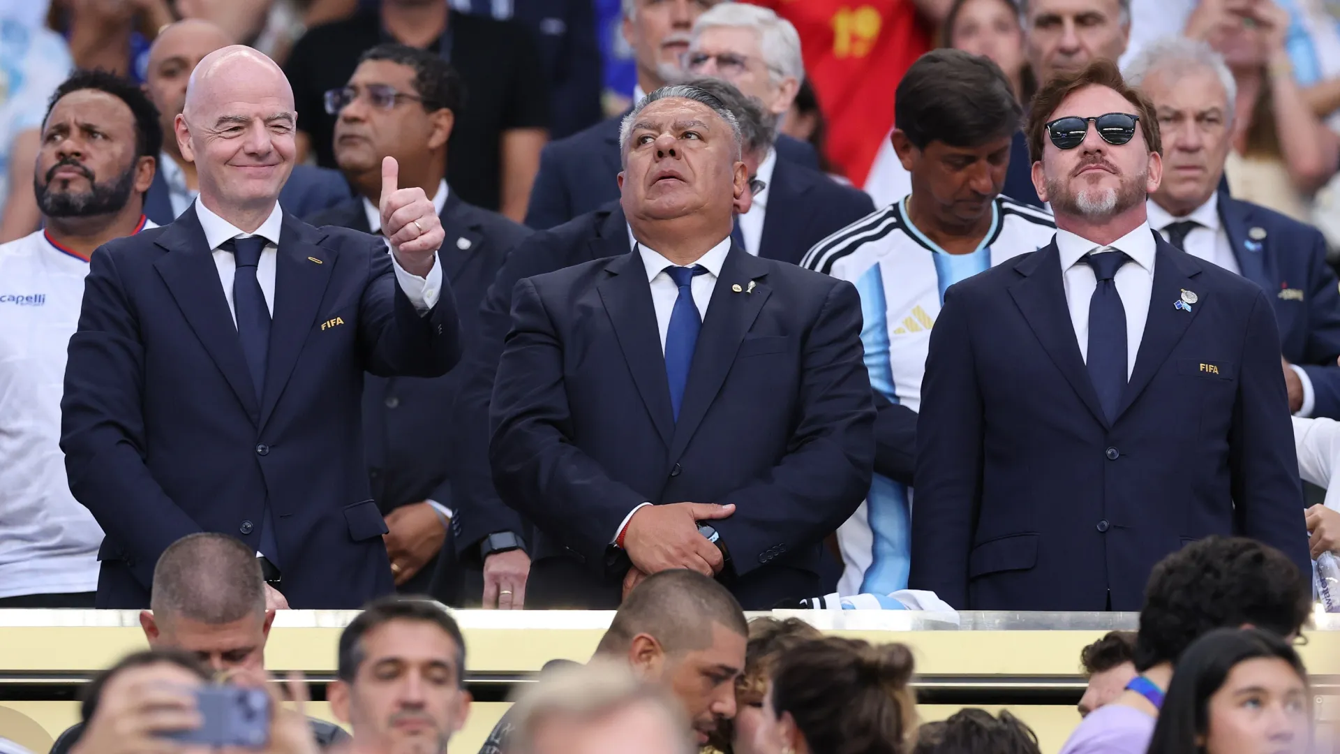 Infantino, junto al presidente de AFA, Claudio Tapia, y al mandatario de Conmebol, Alejandro Domínguez (Getty Images).