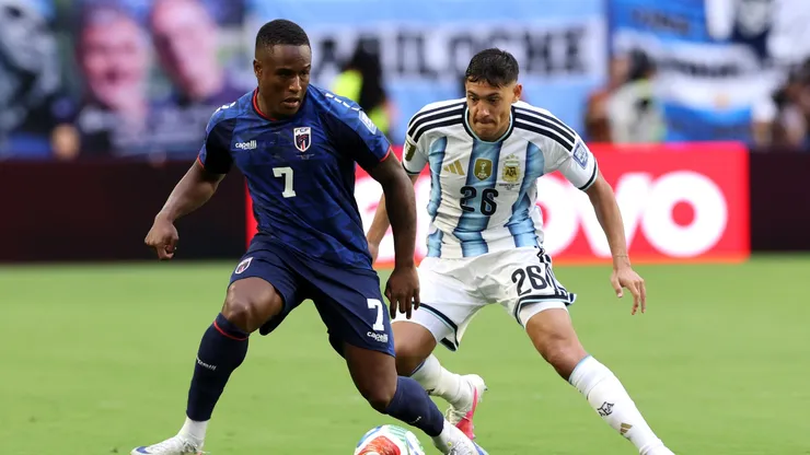 Jovane Cabral, figura de Cabo Verde, en duelo con Nahuel Molina de Argentina en los 16avos de final del Mundial 2026.