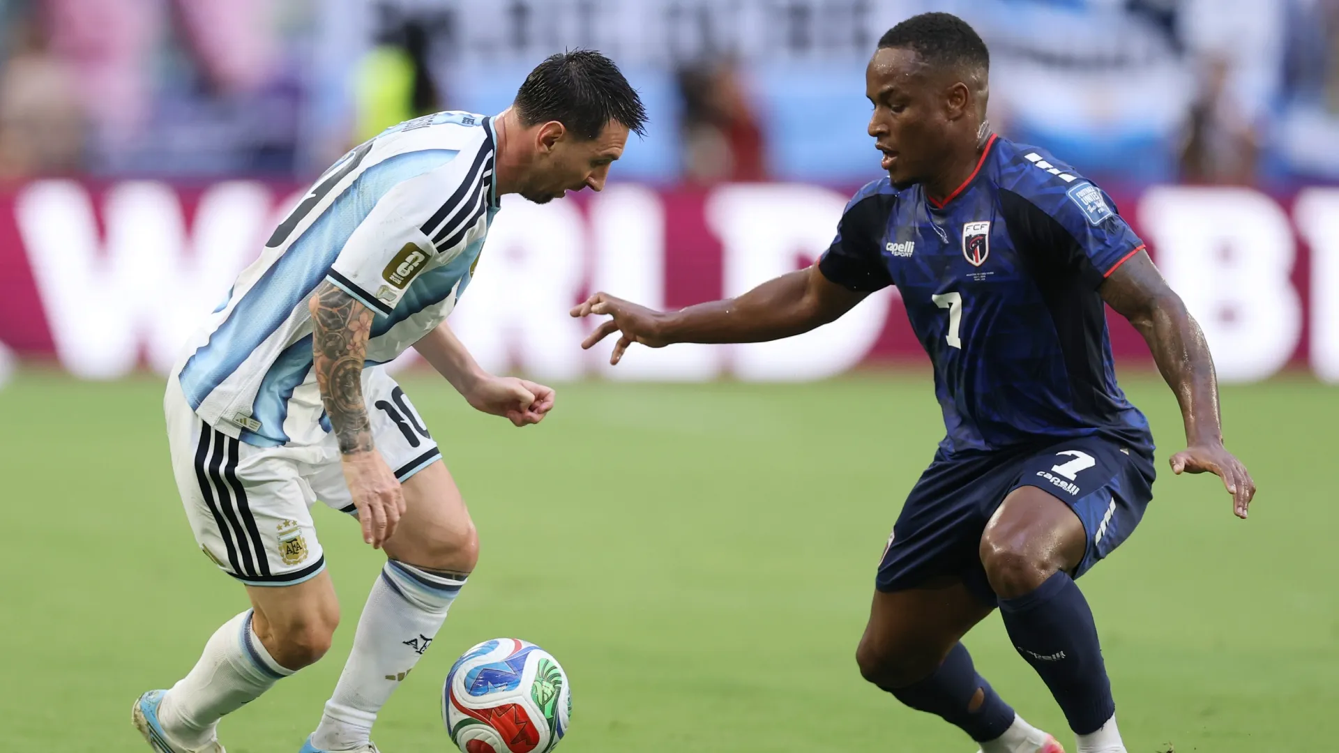 Cabral, marcando a Messi en el duelo Argentina vs. Cabo Verde por 16avos de final del Mundial (Getty Images).