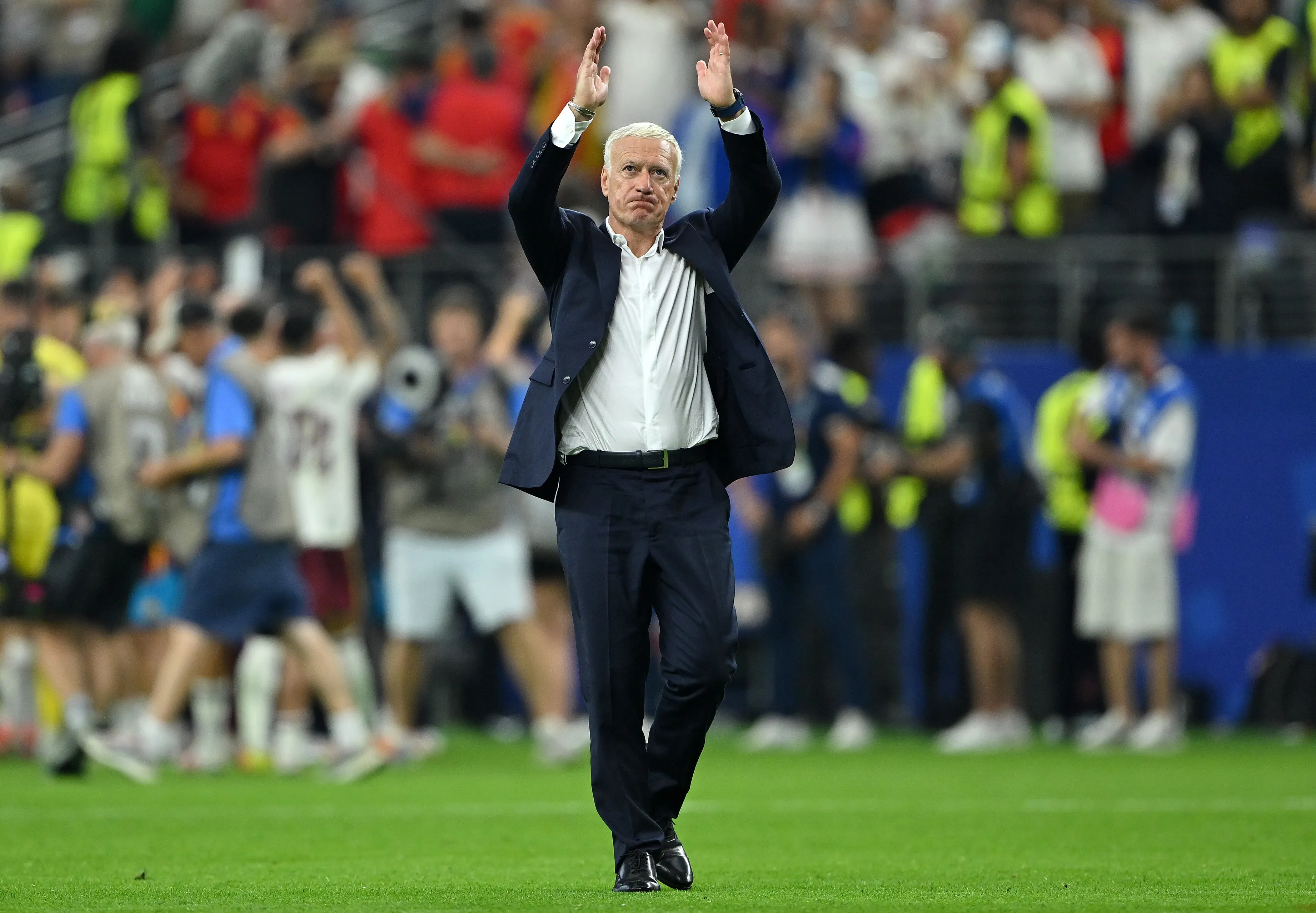 Didier Deschamps saludando tras el partido (Foto: Getty).