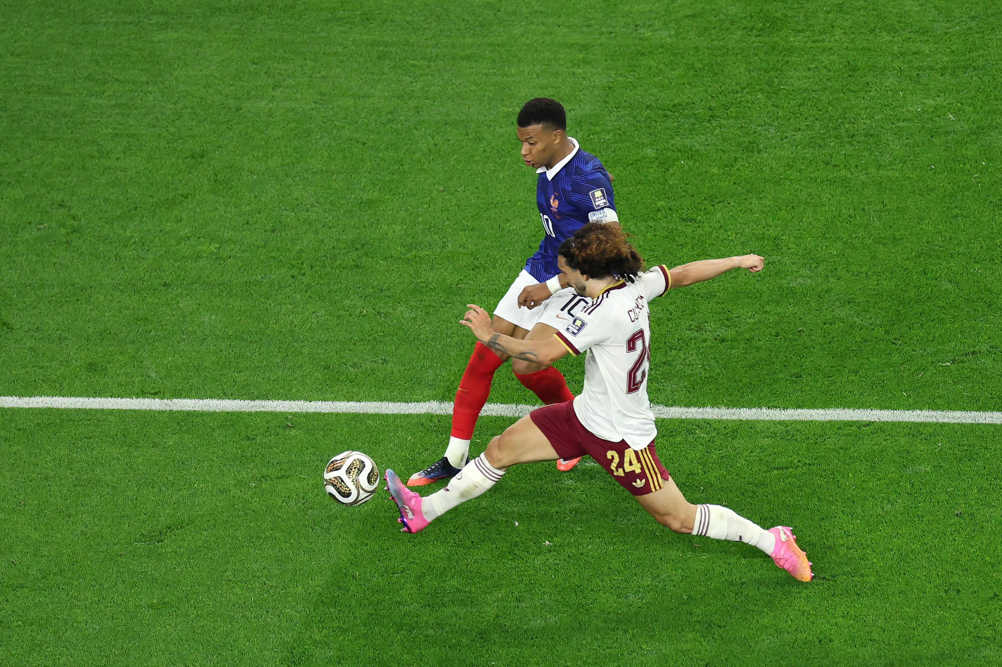 Kylian Mbappé contra Cucurella (Foto: Getty).