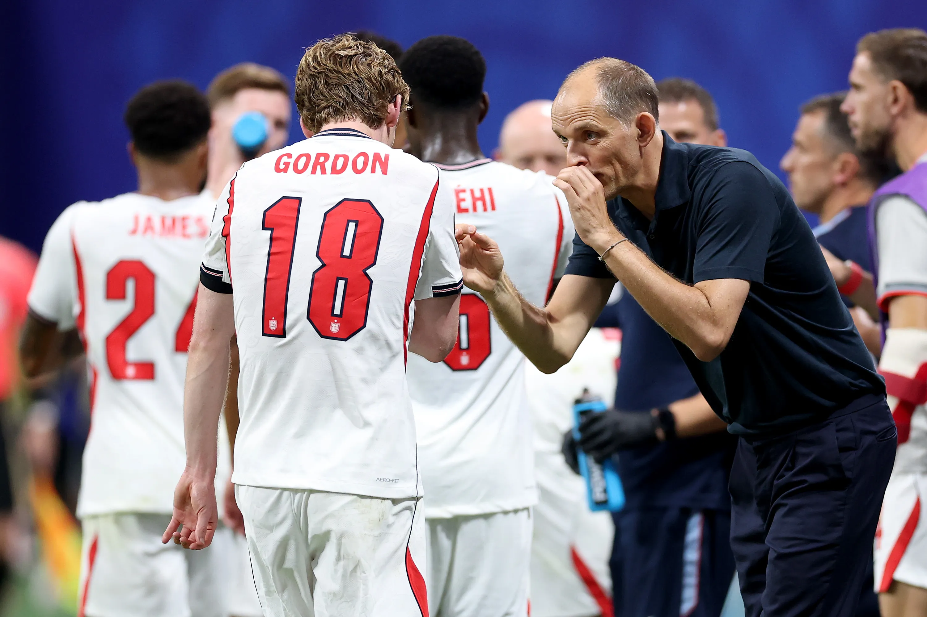 Thomas Tuchel conversando con sus jugadores (Foto: Getty).