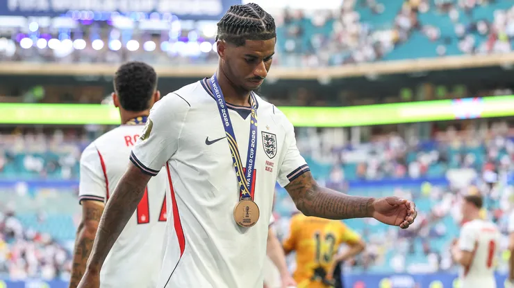 Marcus Rashford recibiendo la medalla de bronce.