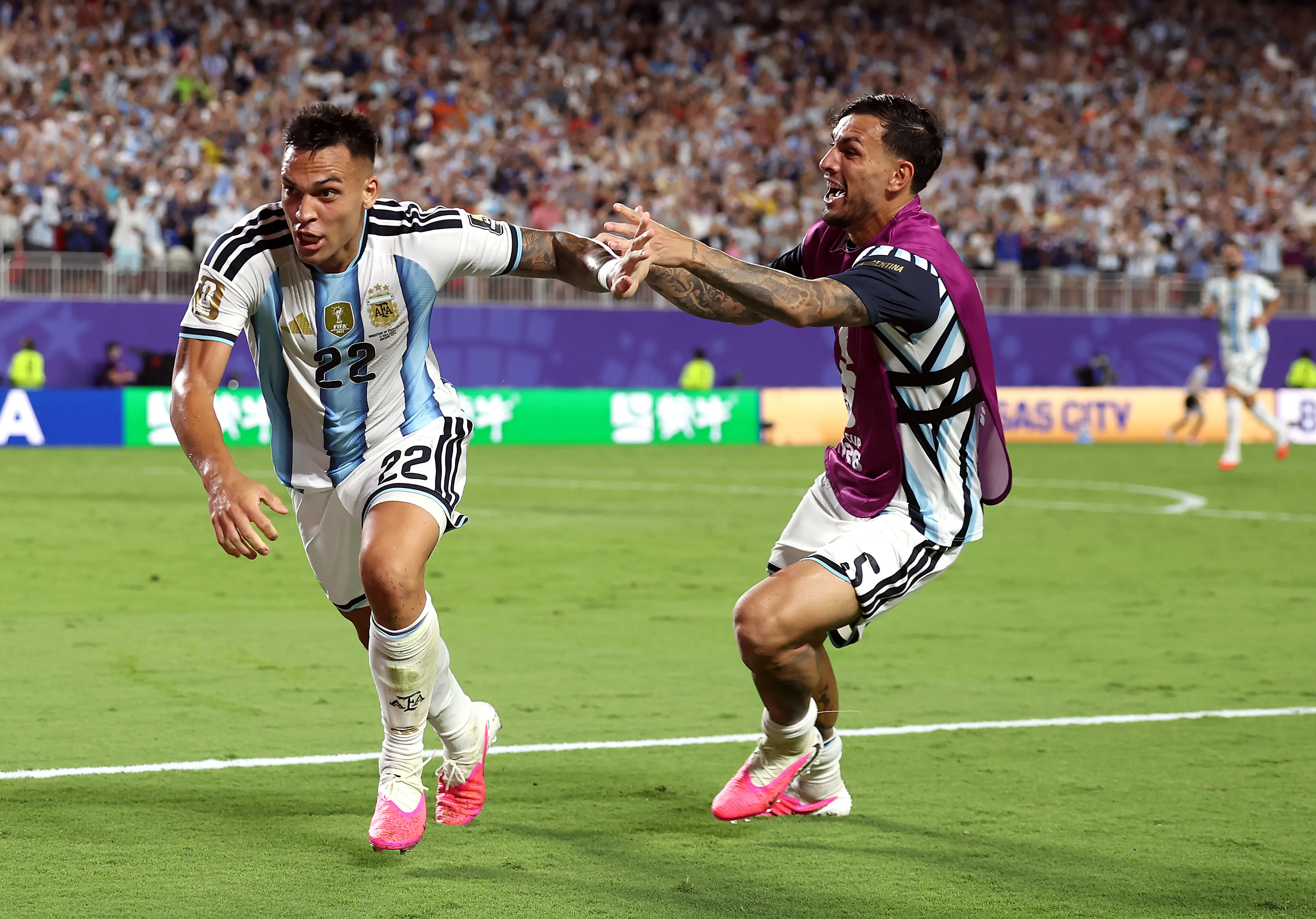 Lautaro Martinez junto a Leandro Paredes en el Argentina vs. Suiza en el Estadio de Kansas. (Photo by Carl Recine/Getty Images)