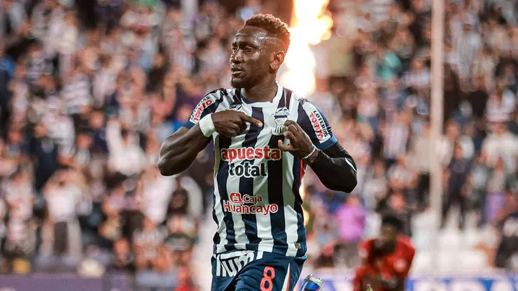Eryc Castillo festeja su doblete en Matute.