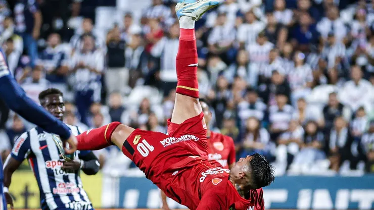 La pirueta de Nahuel Luján para su golazo ante Alianza Lima.