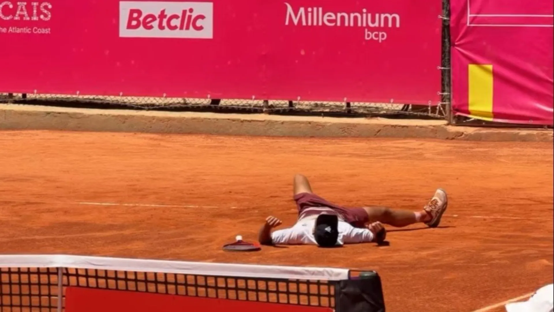 Así terminó Gonzalo Bueno, tras ganar el partido ante Vitor Pereira (X @EstorilOpen).