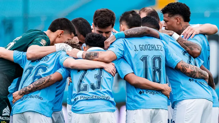 Jugadores de Sporting Cristal en un rondo.