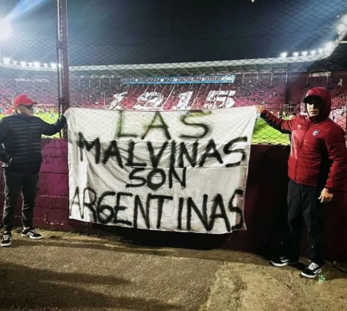 Así lució la bandera que los hinchas de Cienciano mostraron en apoyo a Argentina por Malvinas (X @icardo8).