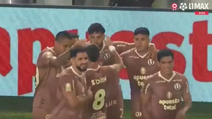 Álex Valera recibió el abrazo de todos sus compañeros tras el gol.