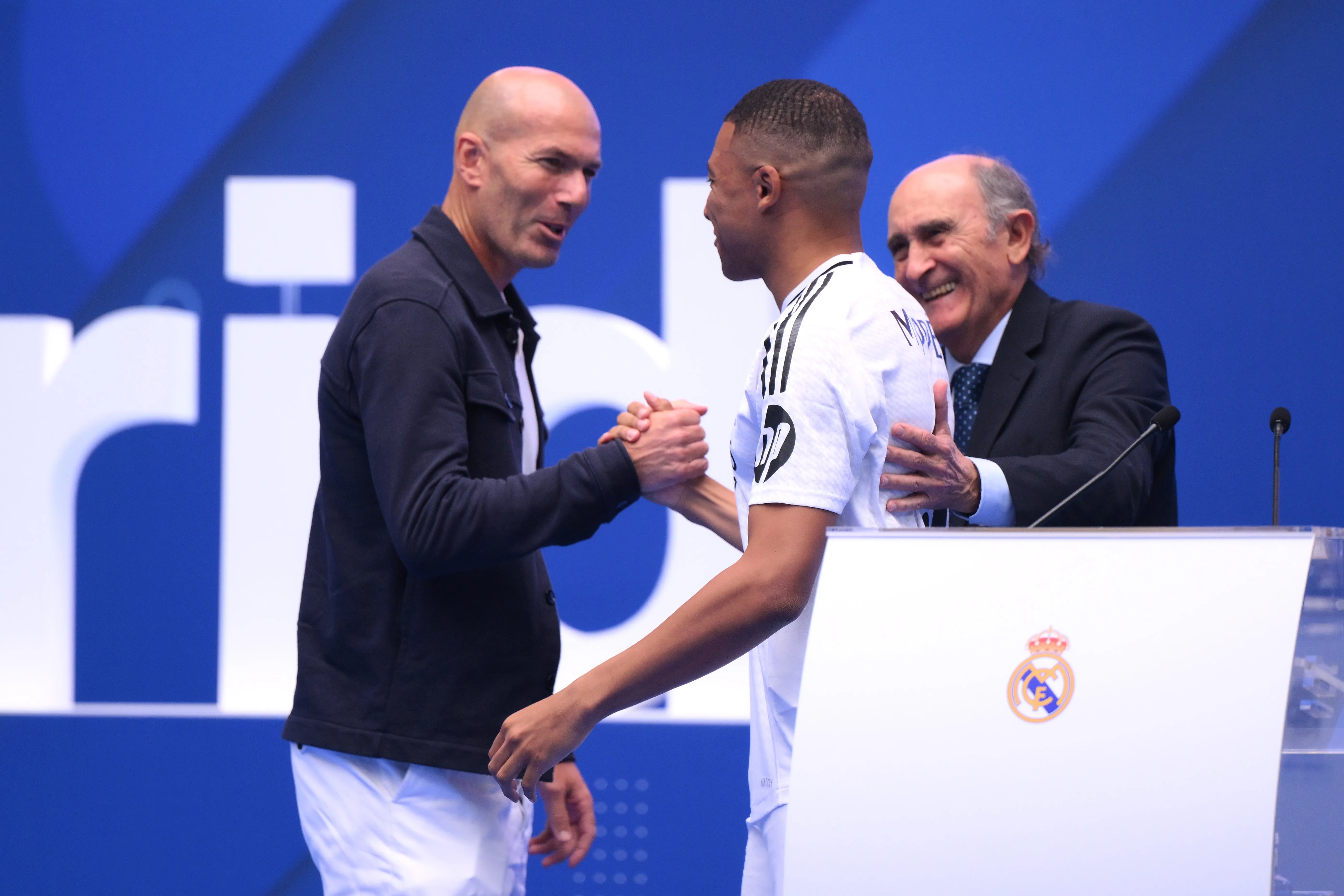 Kylian Mbappé junto a Zinedine Zidane en el Real Madrid (Foto: Getty).