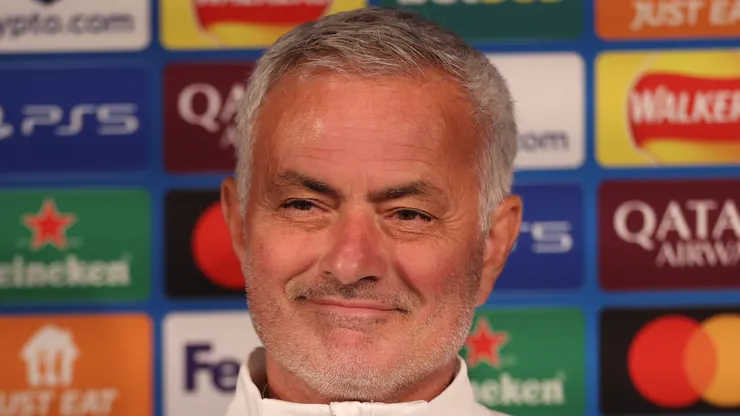 José Mourinho sonriendo.