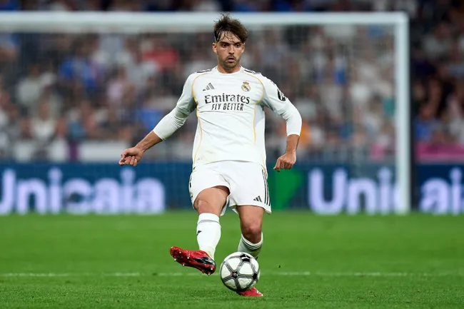 Raúl Asencio tocando el balón (Foto: Getty).