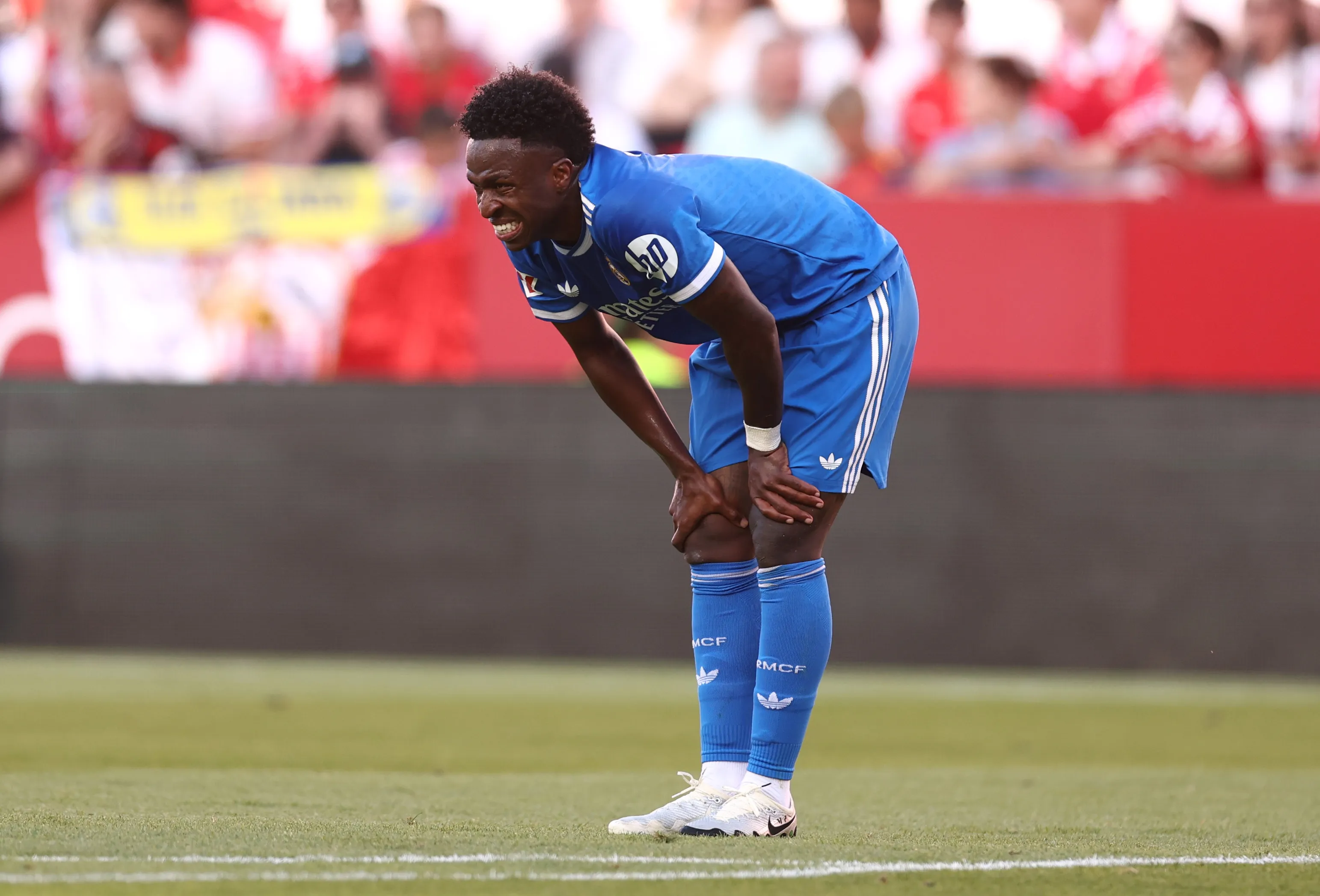 Vinicius Junior agarrándose las rodillas (Foto: Getty).