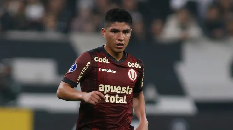 Imagen de archivo de Piero Quispe con la camiseta de Universitario.
