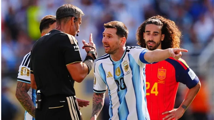 Slavko Vincic, Lionel Messi y Marc Cucurella.