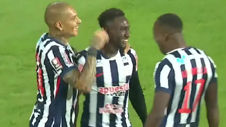 Eryc Castillo, felicitado por Paolo Guerrero y Luis Advíncula por su gol.