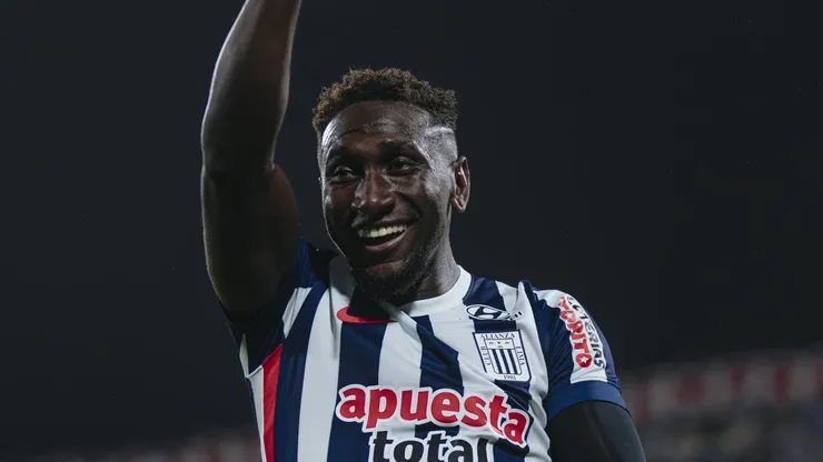 La alegría de Eryc Castillo por su doblete ante Alianza Atlético.
