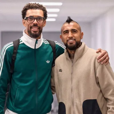 Así fue el recibimiento de Arturo Vidal a Vozinha en la interna de Colo Colo