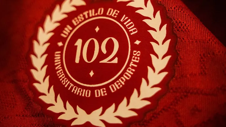 Universitario presentó la camiseta por los 102 años del club.
