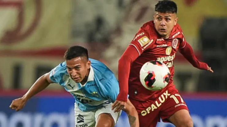 Jairo Concha, en disputa por el balón en el Universitario vs. Sporting Cristal.