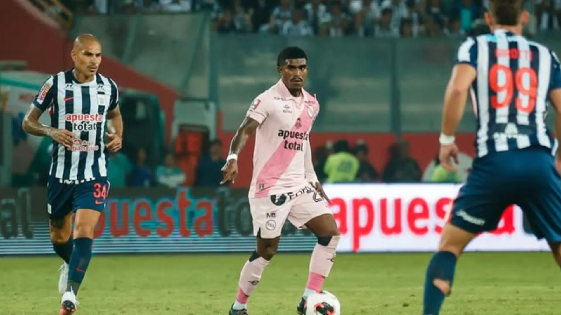 Oslimg Mora, en el partido ante Alianza Lima (Instagram @oslimgmp).