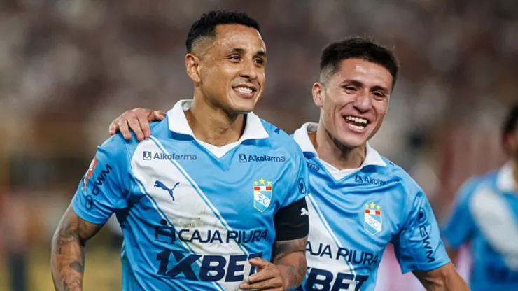 Yoshimar Yotún y Catriel Cabellos celebrando.