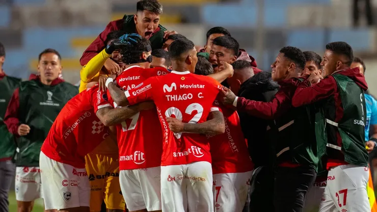 Festejo de todo Cienciano por el gran primer tiempo ante Botafogo.