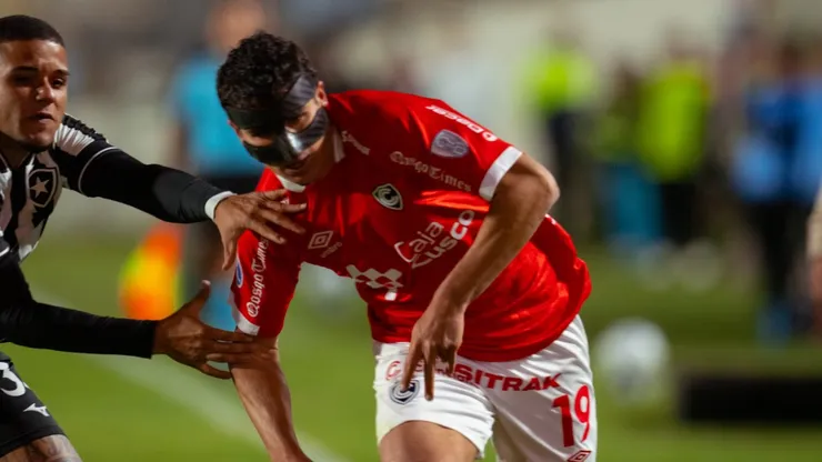 Matías Succar, enmascarado, durante el partido ante Botafogo.