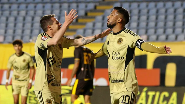 El festejo entre Colman y Silva por la victoria de Cusco FC ante Juan Pablo II College.