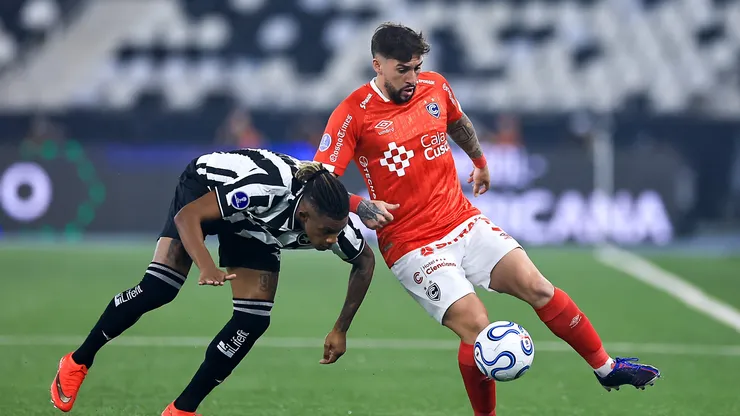 Santiago Arias ante Danilo, en un cruce en Botafogo vs. Cienciano.